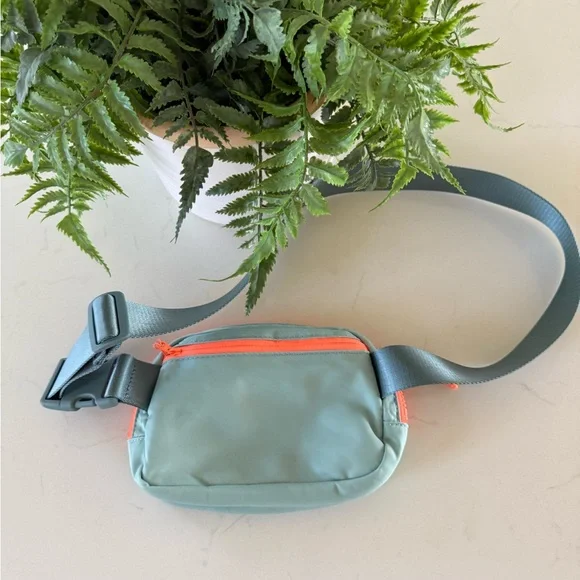 🌟Lululemon Everywhere Belt Bag ~ 1L - Picture 2 of 7